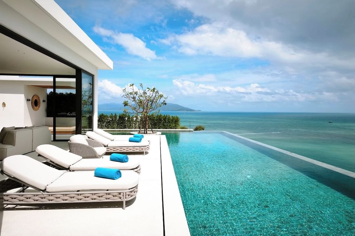 Four-Bedroom Oceanfront Pool Villa | Coin séjour | Télévision LED de 160 pouces avec chaînes par câble, Netflix