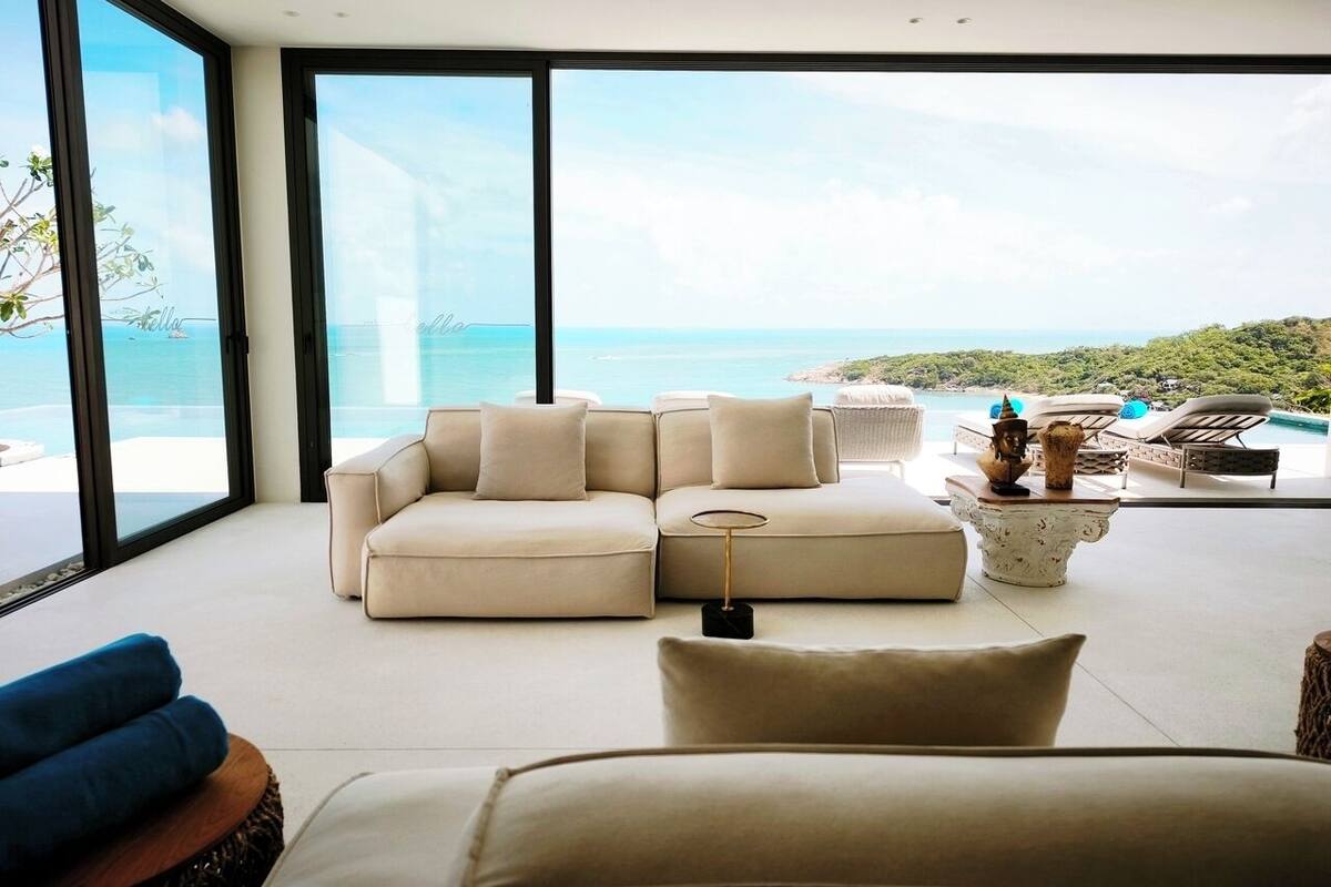 Two-Bedroom Oceanfront Pool Villa | Coin séjour | Télévision LED de 160 pouces avec chaînes par câble, Netflix