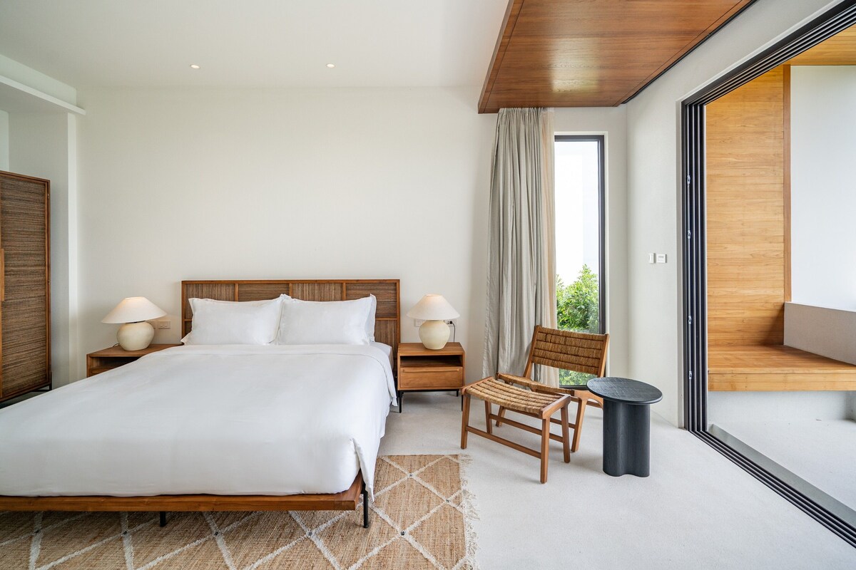 Seprai premium, selimut bulu angsa, isi minibar gratis, dan brankas
