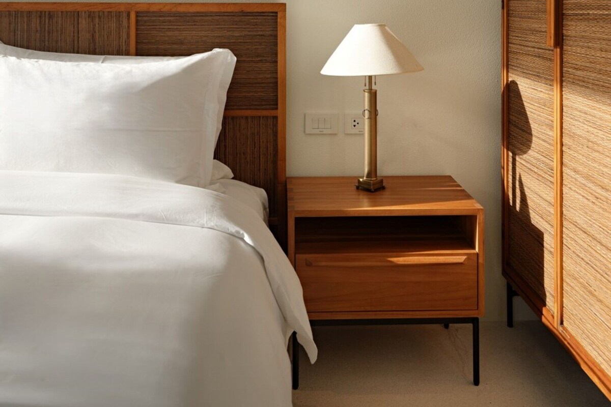 Premium bedding, down duvets, free minibar items, in-room safe