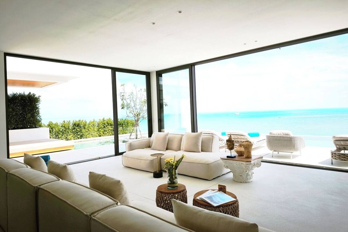 Two-Bedroom Oceanfront Pool Villa | Area keluarga | Televisi LED 160-inci dengan saluran TV kabel dan Netflix