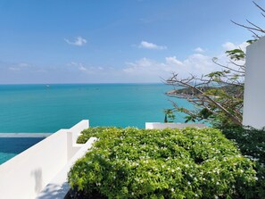 Three-Bedroom Oceanfront Pool Villa | Sängtillbehör av högsta kvalitet och duntäcken