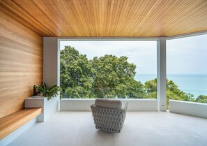 Four-Bedroom Presidential Oceanfront Pool Villa | Ropa de cama de alta calidad y edredones de plumas