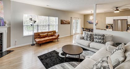 2 Mi to Arts & Design District: Retreat w/ Yard