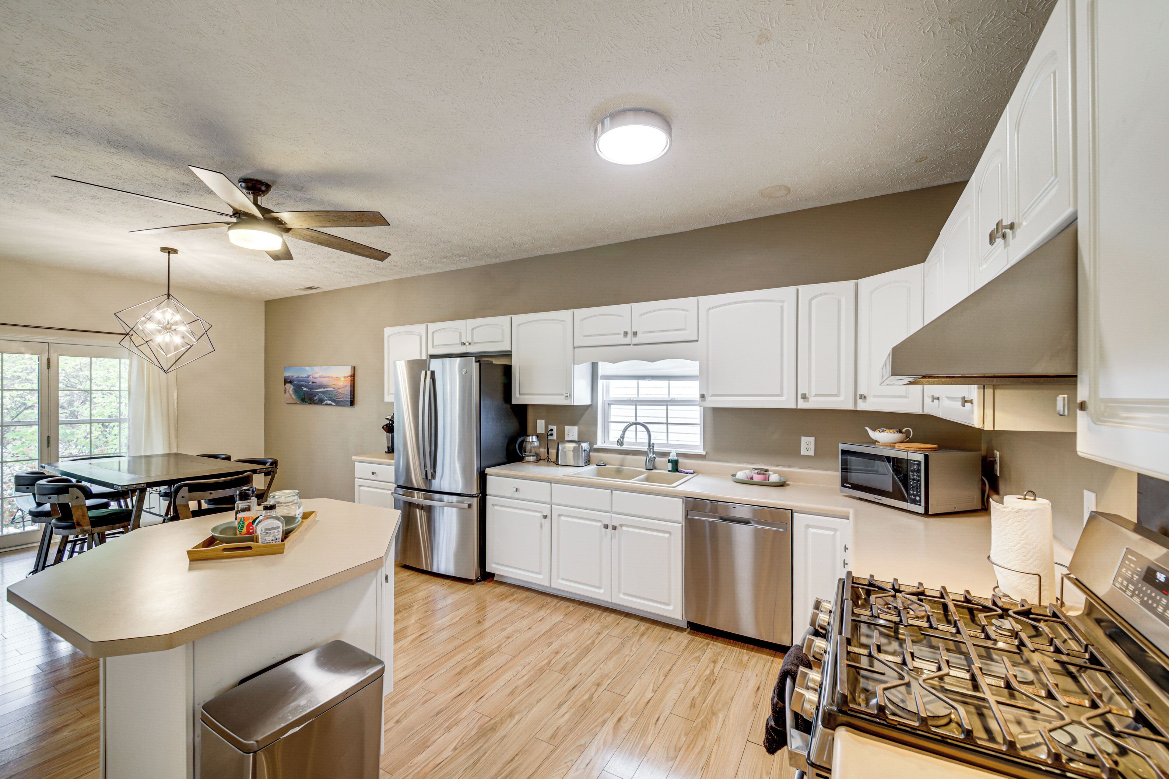 Réfrigérateur, micro-ondes, plaque de cuisson, lave-vaisselle