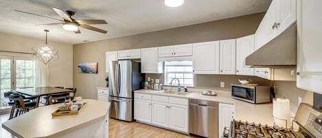 Réfrigérateur, micro-ondes, plaque de cuisson, lave-vaisselle