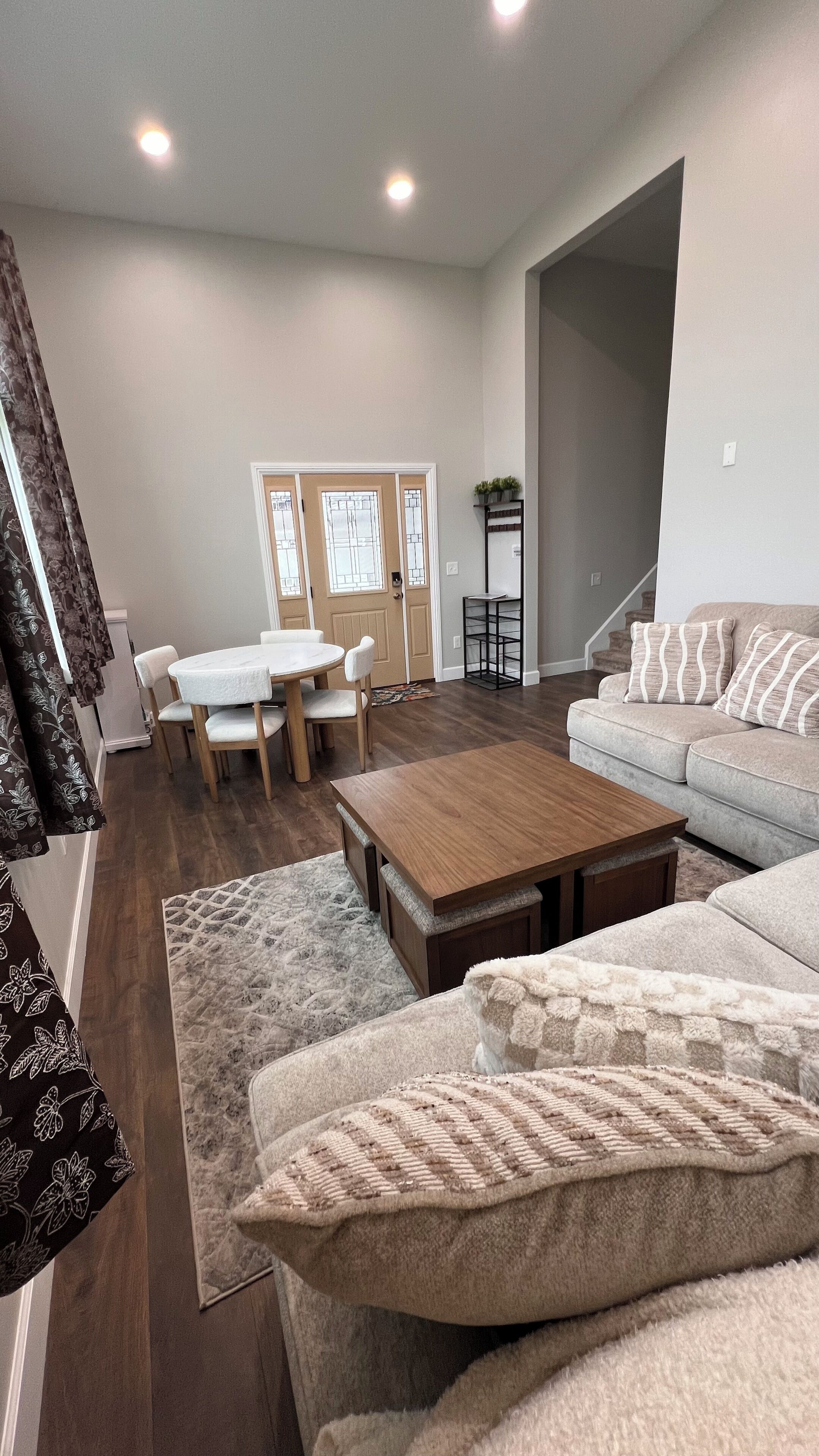 Téléviseur connecté, table de baby-foot, table de ping-pong