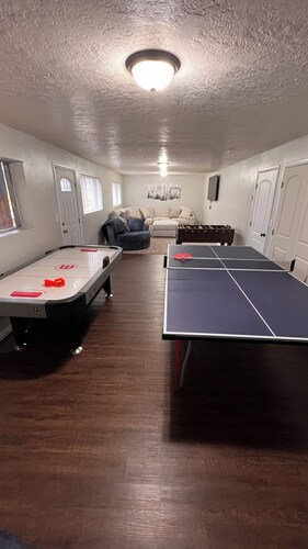 King bed, game room, bunk room, close to USU & canyons, patio & grill, big yard