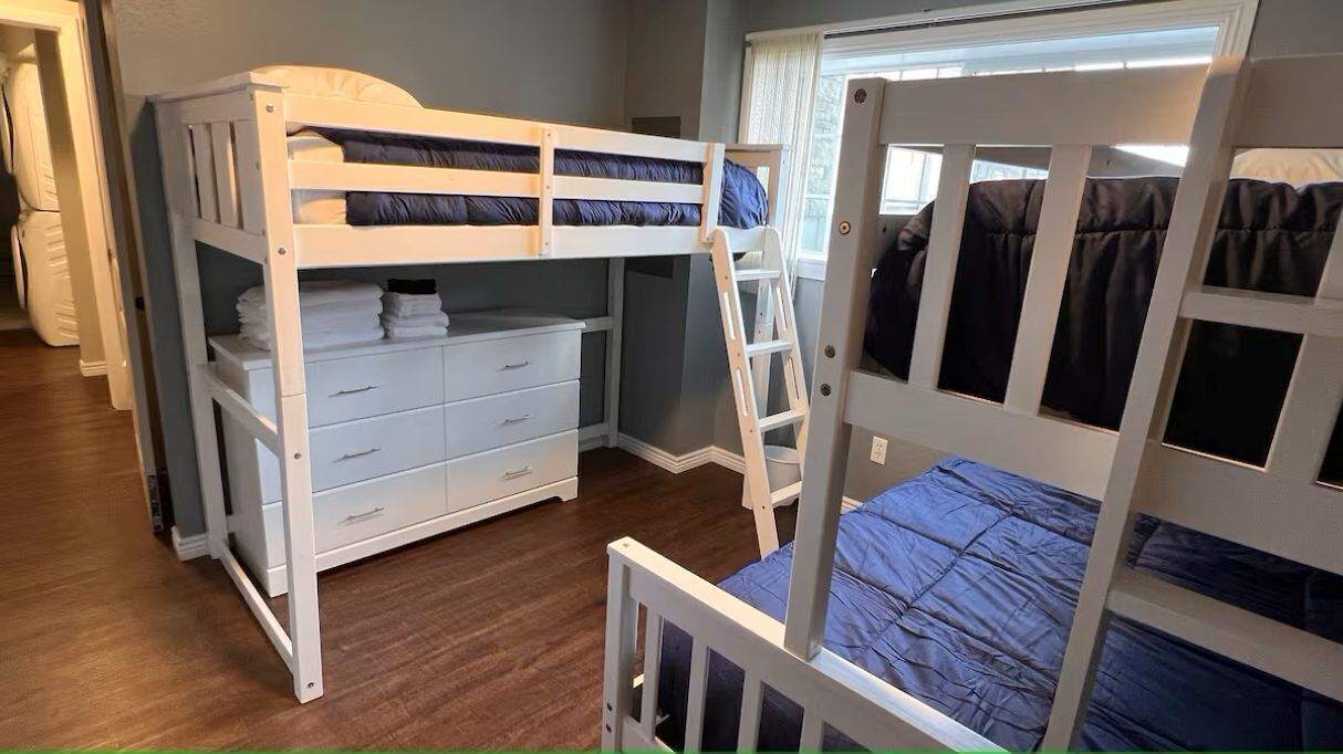 Bügeleisen/Bügelbrett, Reisekinderbett, WLAN, Bettwäsche