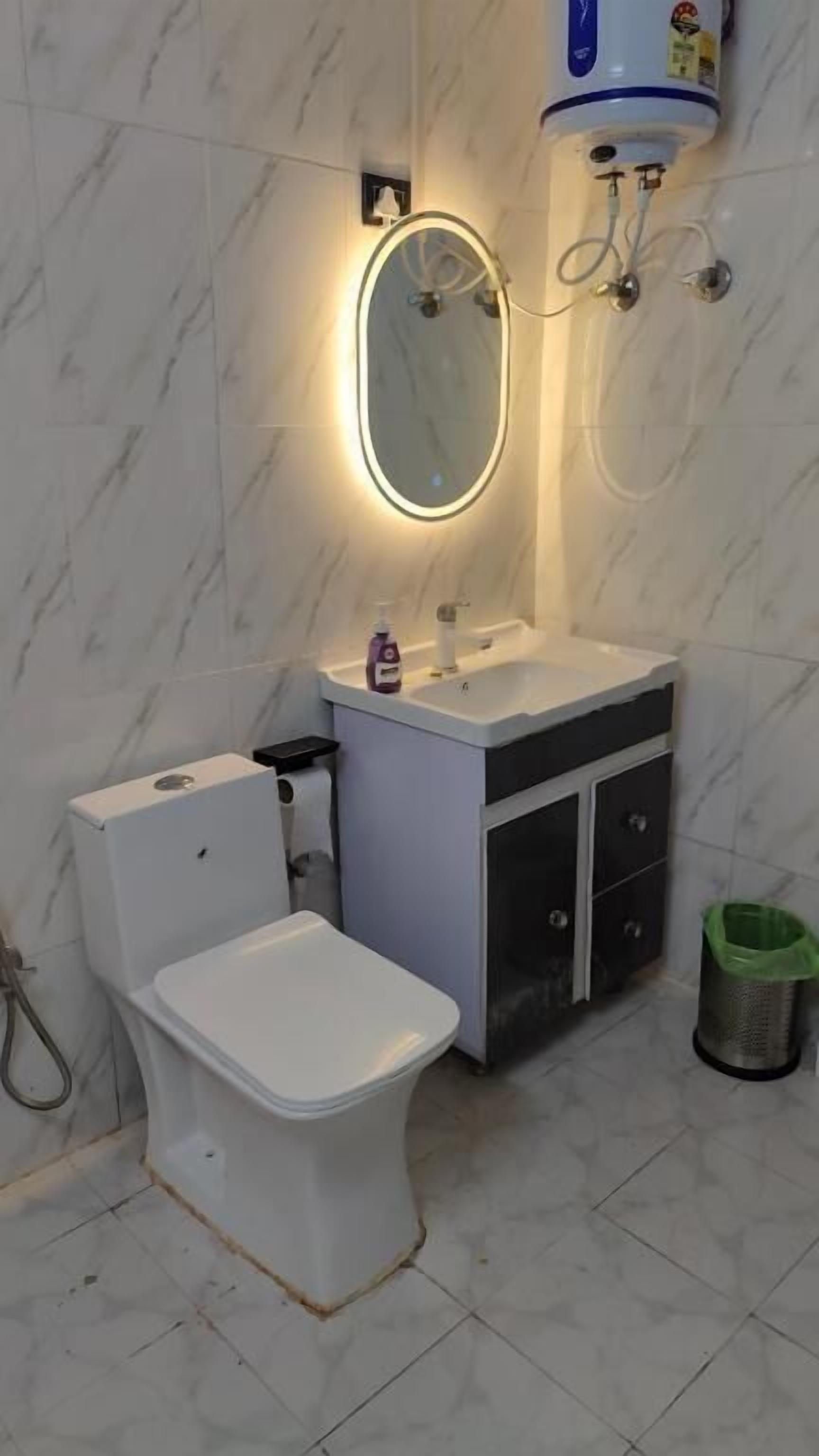 Deluxe Double Room | Bathroom | Free toiletries, towels, soap, shampoo