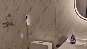 Deluxe-Doppelzimmer | Badezimmer | Kostenlose Toilettenartikel, Handtücher, Seife, Shampoo