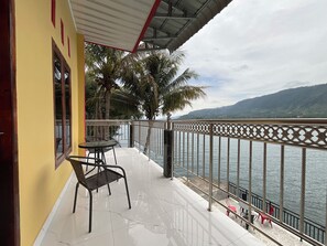 Family Quadruple Room, Balcony | Terrace/patio - Penginapan Mafir (Samosir)