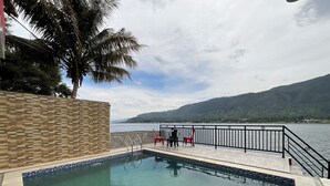 Piscina con vista su un lago e montagne.