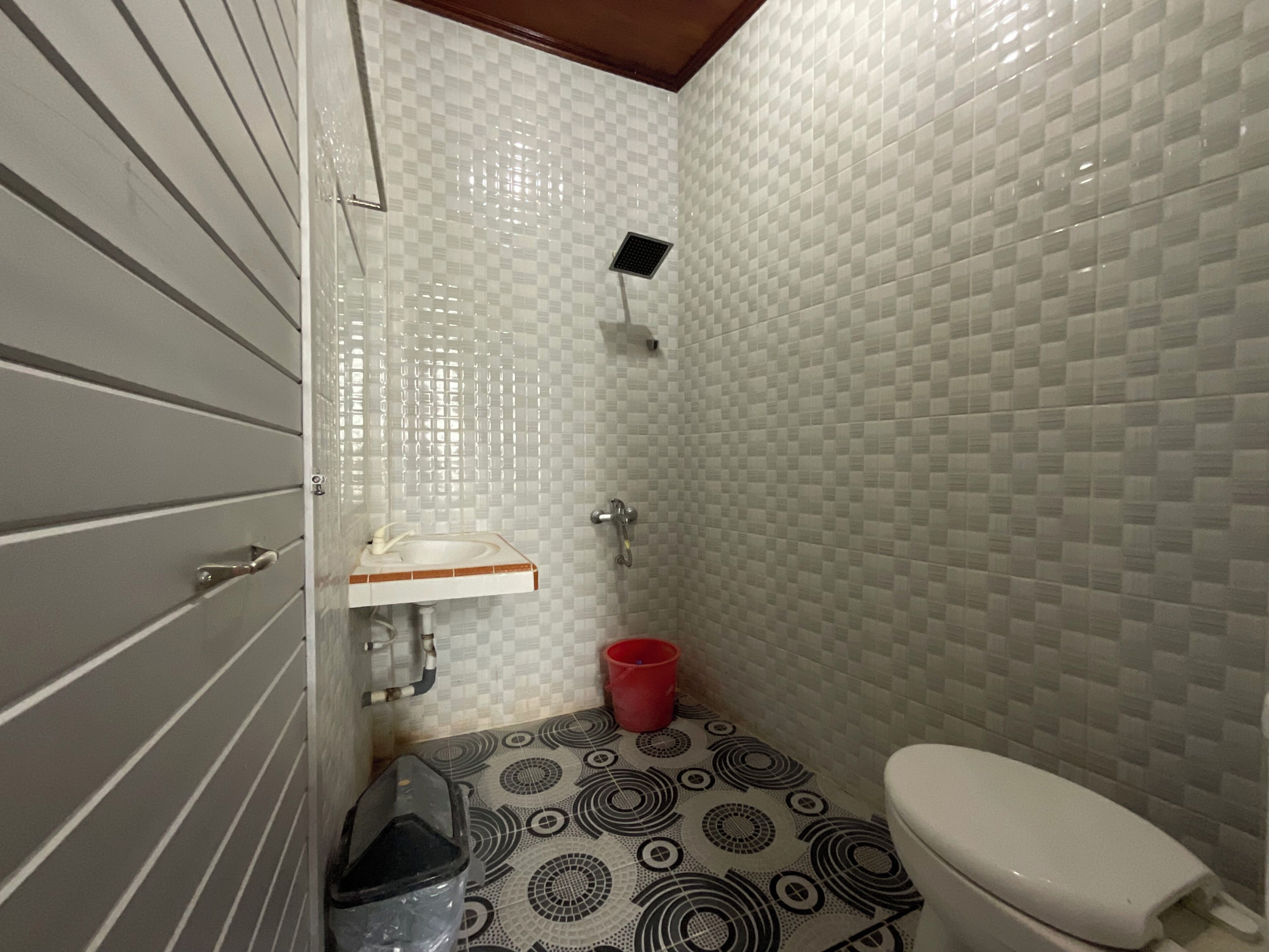 Un bagno piccolo con il water, lavandino e doccia.