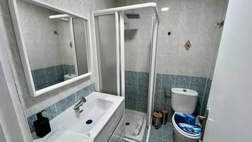 Nhà, 2 phòng ngủ, hút thuốc, hiên | Phòng tắm