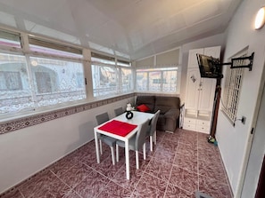 Huis, 2 slaapkamers, roken, terras | Dineren