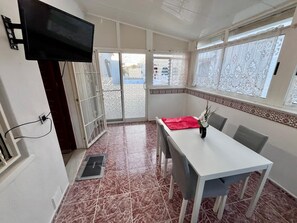 House, 2 Bedrooms, Smoking, Terrace | Tempat makan