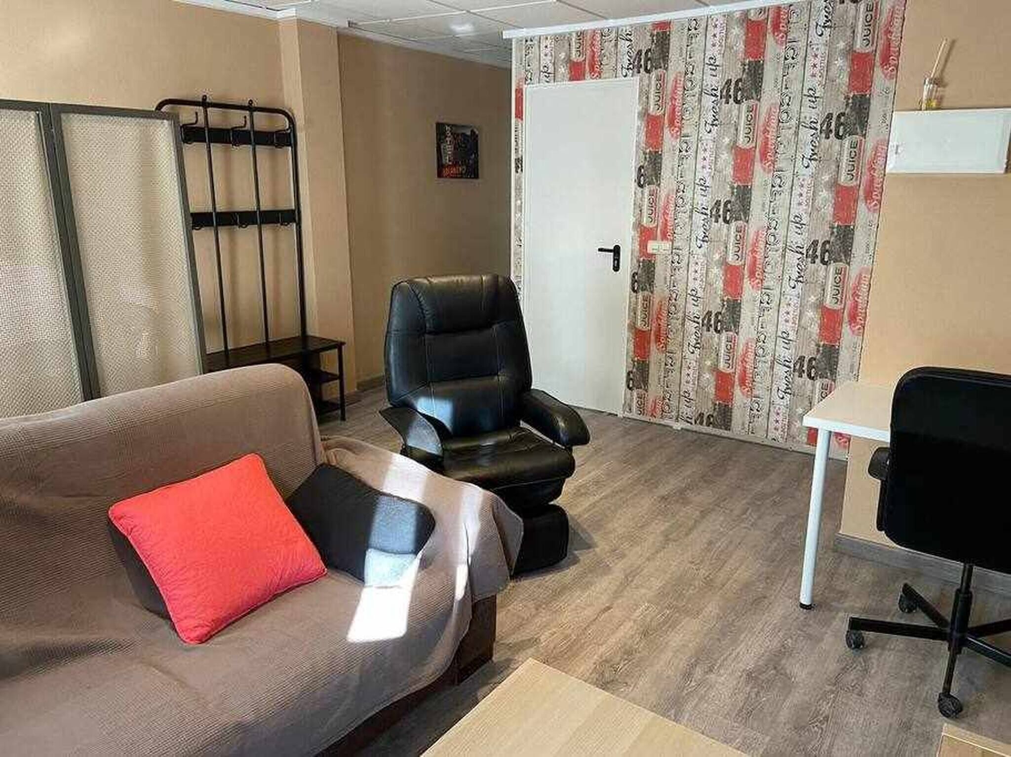 Apartment, 2 Bedrooms, Smoking, City View | Living room