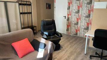 Apartment, 2 Bedrooms, Smoking, City View | Living room