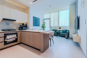 Apartamento luxo, sacada, vista para a cidade | Área de estar | Smart TV 55 polegadas com canais digitais
