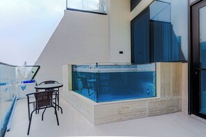 Apartamento luxo, sacada, vista para a cidade | Piscina particular