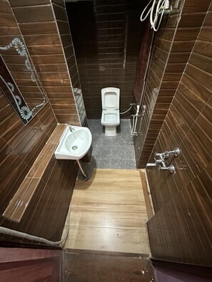 Shower, free toiletries, slippers, towels - Hotel Kargil (Agra)