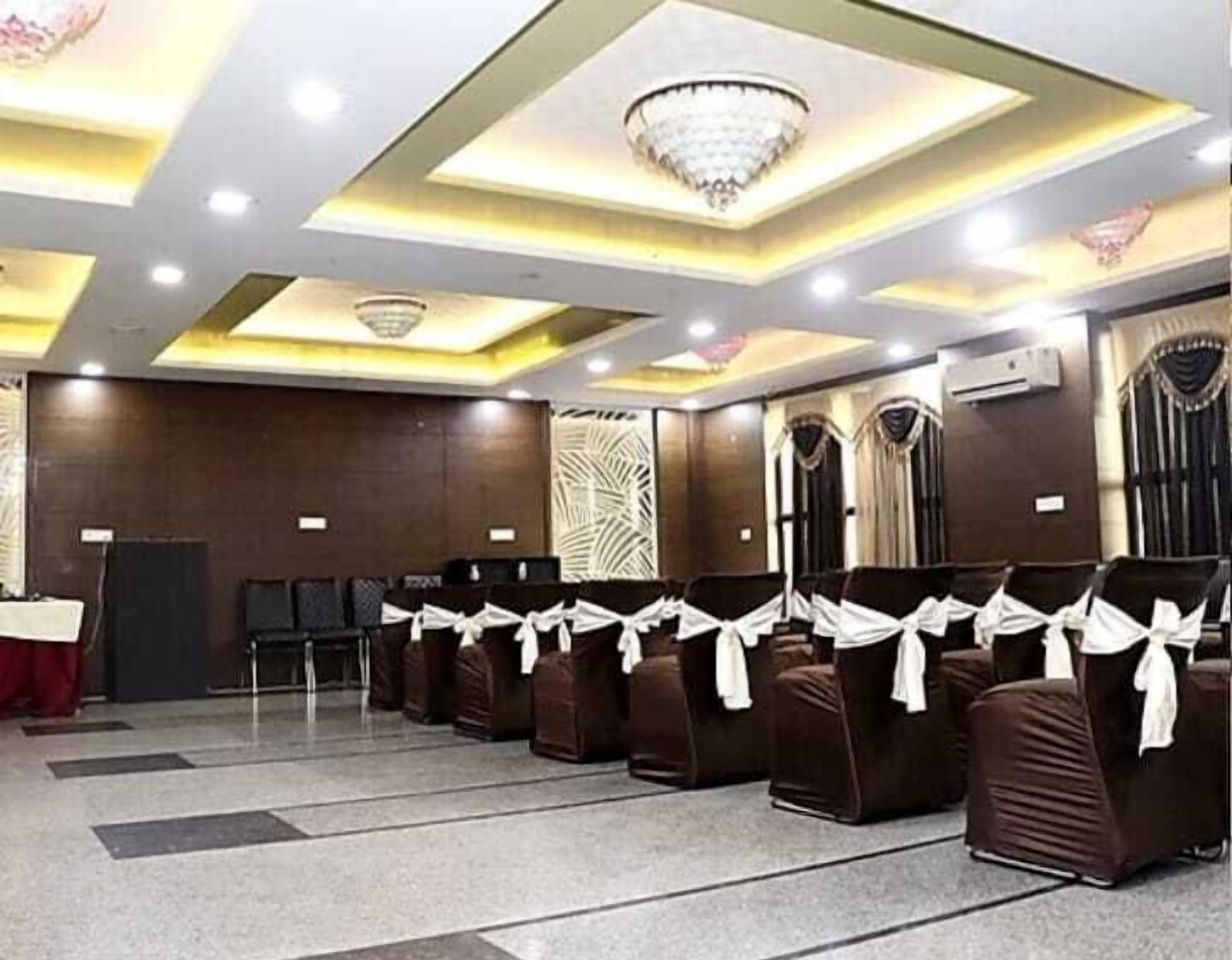 Sauna, hot tub, steam room, mud baths, deep-tissue massages