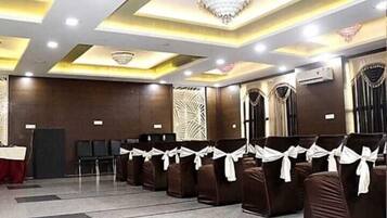 Sauna, hot tub, steam room, mud baths, deep-tissue massages