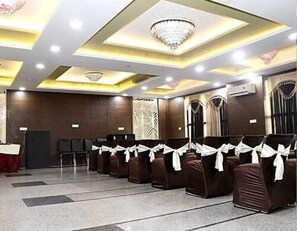 Sauna, hot tub, steam room, mud baths, deep-tissue massages - Hotel Kargil (Agra)