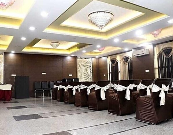 Sauna, hot tub, steam room, mud baths, deep-tissue massages