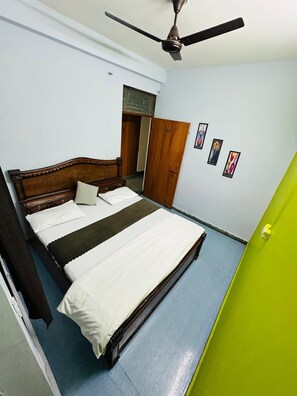 Deluxe Double Room | Desk, soundproofing, iron/ironing board, free WiFi - Hotel Kargil (Agra)