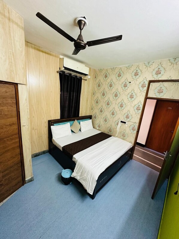 Deluxe Double Room | Desk, soundproofing, iron/ironing board, free WiFi - Hotel Kargil (Agra)