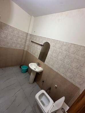 Shower, free toiletries, slippers, towels - Hotel Kargil (Agra)