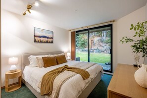 2 bedrooms, iron/ironing board, WiFi, bed sheets - Spacious & Cozy 2BR: Sleeps 6! 5 Minutes Walk to Village & Access to Valley Trail (Whistler)