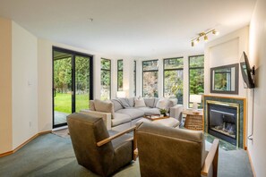 TV, fireplace - Spacious & Cozy 2BR: Sleeps 6! 5 Minutes Walk to Village & Access to Valley Trail (Whistler)
