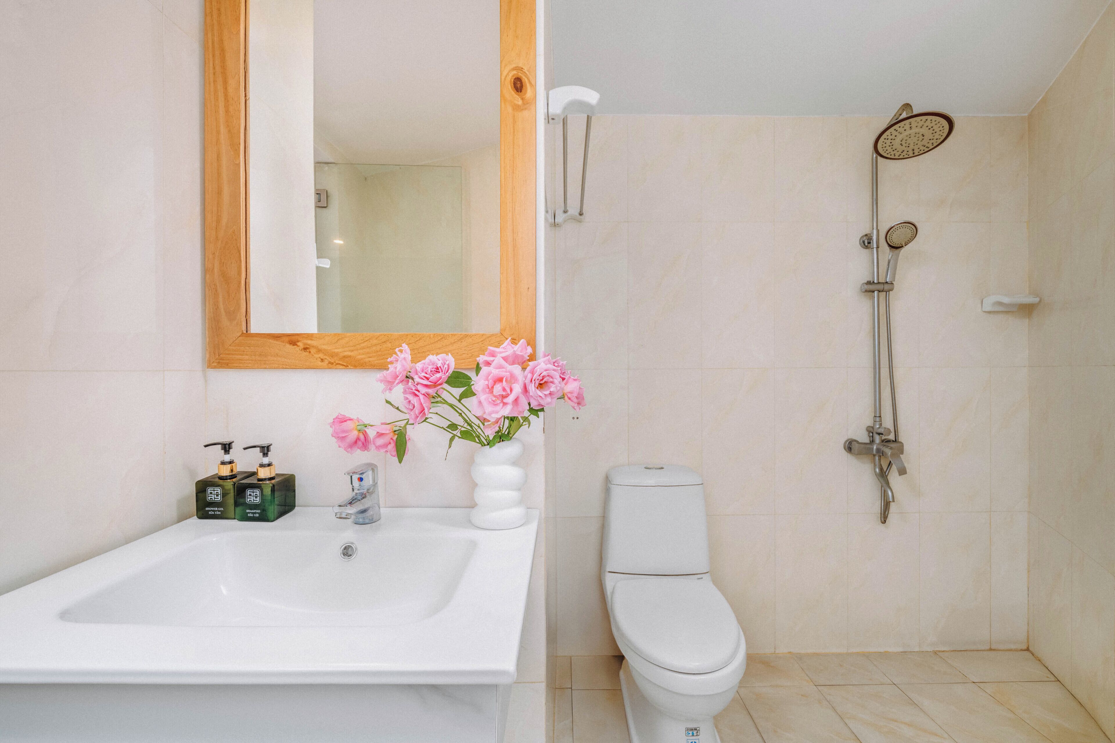 Ducha, artículos de tocador gratuitos, secador de pelo, toallas