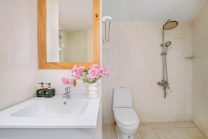 Chuveiro, produtos de toalete grátis, secador de cabelo