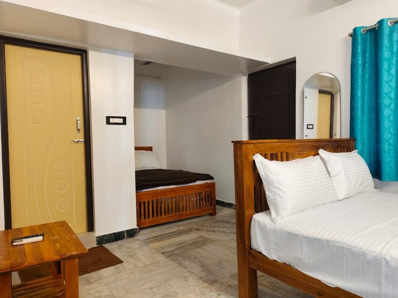 Driepersoonskamer | Een bureau, gratis wifi, beddengoed