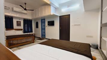 Familie vierpersoonskamer | Een bureau, gratis wifi, beddengoed