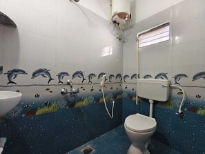 Deluxe Room | Bathroom | Free toiletries, towels, soap - Sri Inn (Puducherry)