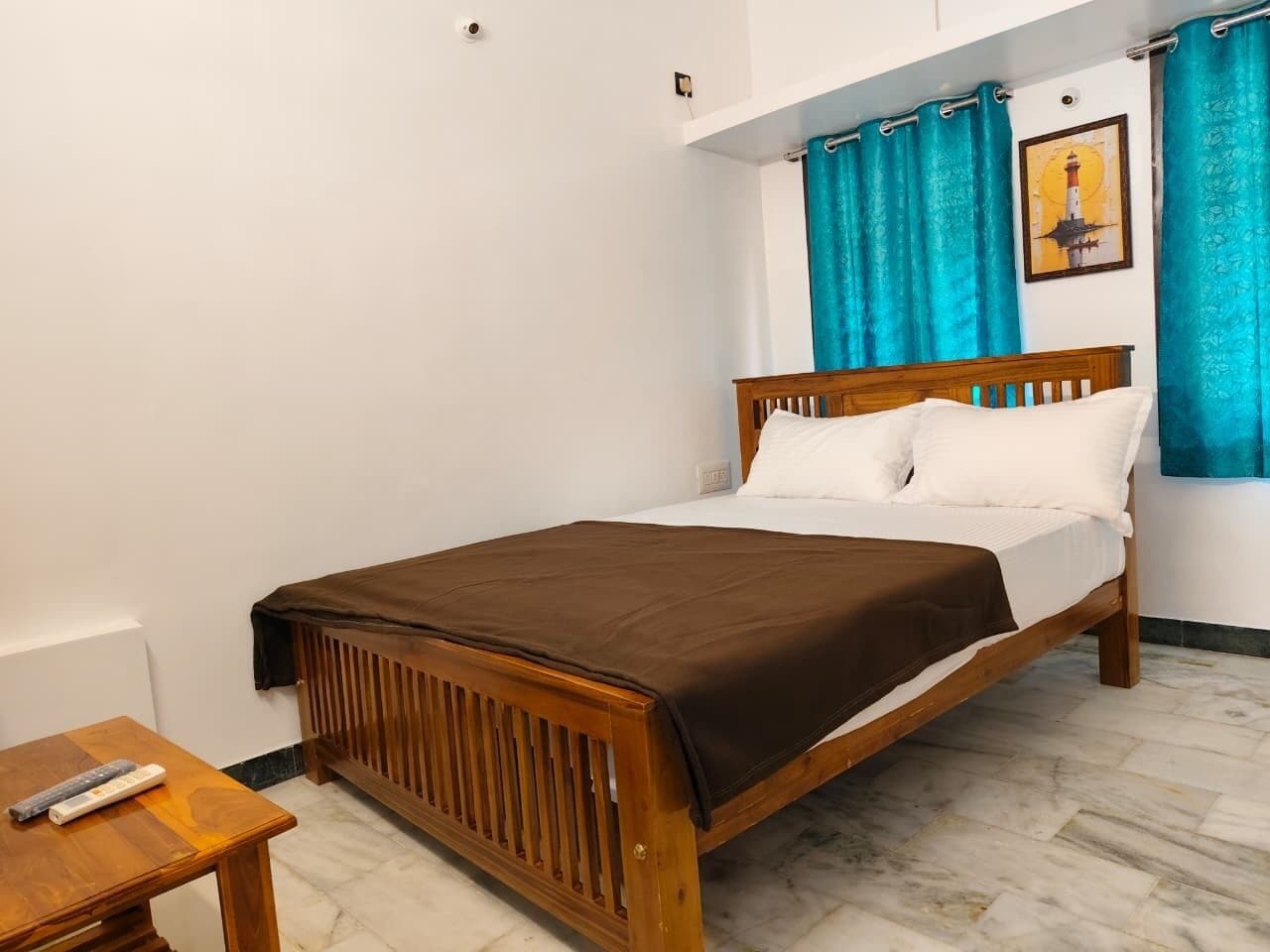 Deluxe kamer | Een bureau, gratis wifi, beddengoed