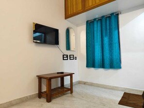 Deluxe kamer | Een bureau, gratis wifi, beddengoed