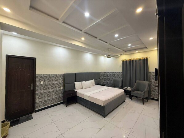 Deluxe Room | Free WiFi - Defense Continental Hotel (Lahore)