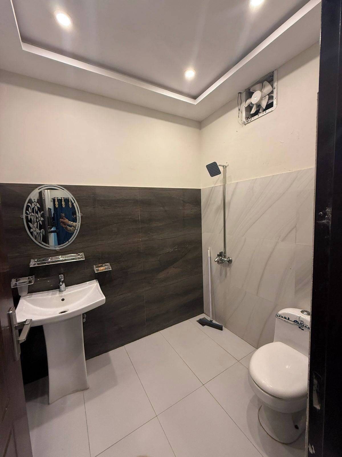 Deluxe Room | Bathroom | Shower, towels, soap, toilet paper