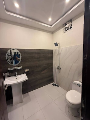 Phòng Deluxe | Phòng tắm | Buồng tắm vòi sen, khăn tắm, xà phòng, giấy vệ sinh