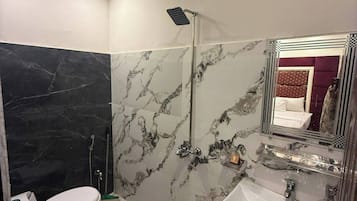 Deluxe-Zimmer | Badezimmer | Dusche, HandtĂŒcher, Seife, Toilettenpapier