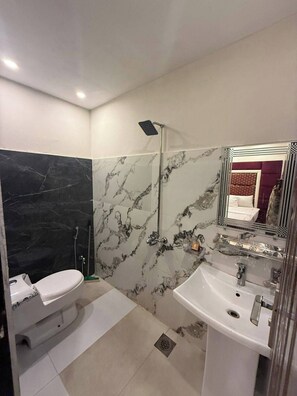 Phòng Deluxe | Phòng tắm | Buồng tắm vòi sen, khăn tắm, xà phòng, giấy vệ sinh