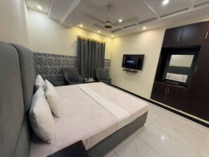 Deluxe Room | Free WiFi - Defense Continental Hotel (Lahore)