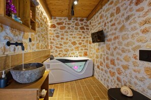 Spa - Seafront Villa Kallia & George, Villa (7FV9+QRC Malia, Greece)