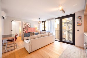 TV - GuestReady - Charming Lisbon Retreat with Balcony (Lisbon)
